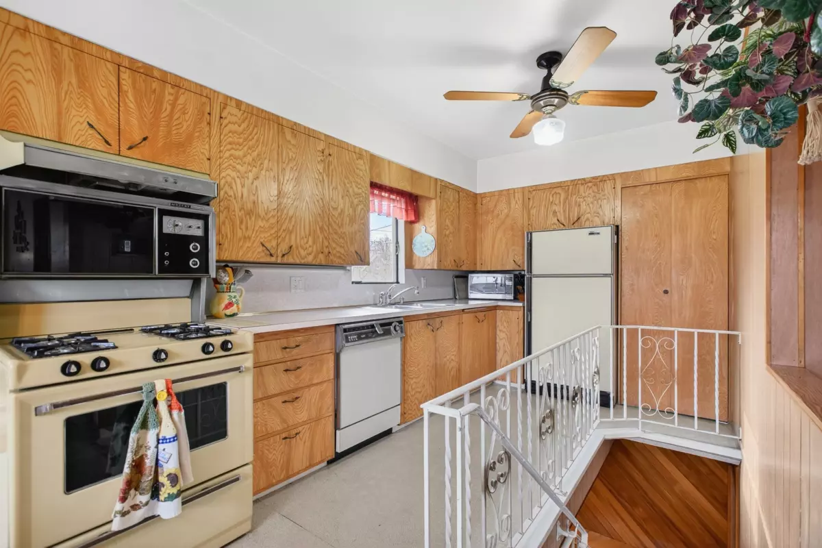 Walk-In Closet Photo of 2284 E 45th Avenue, Vancouver, BC