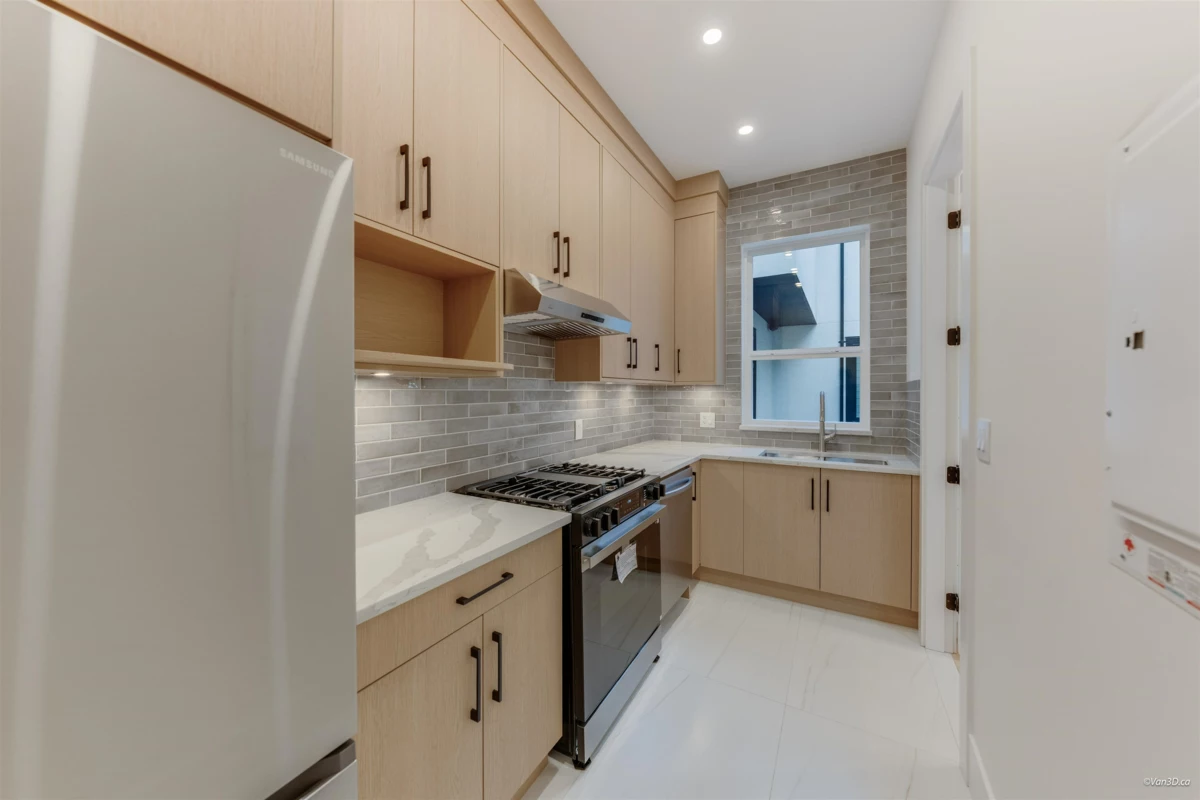 Primary Bathroom Photo of 20331 27 Avenue, Langley, BC