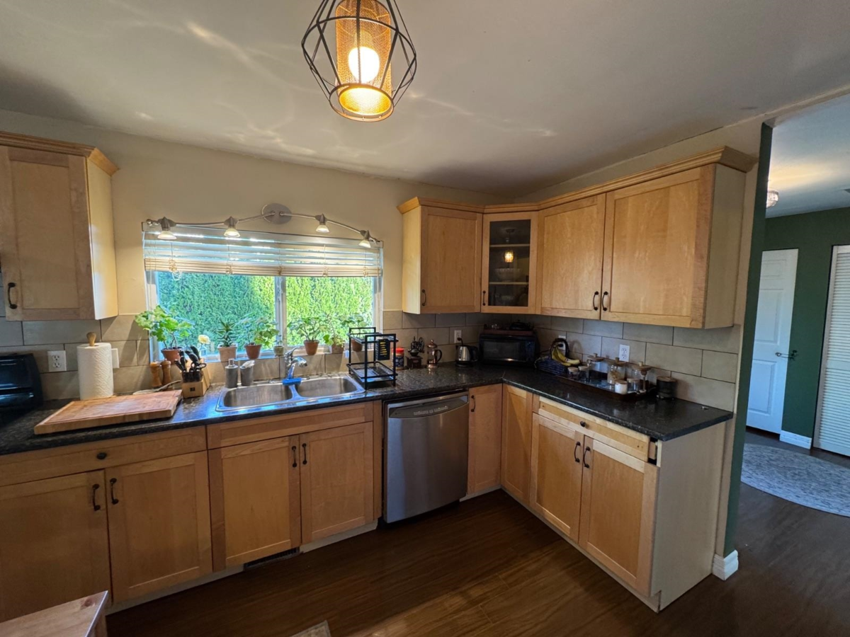 Kitchen Island Photo of 20624 Westfield Avenue, Maple Ridge, BC