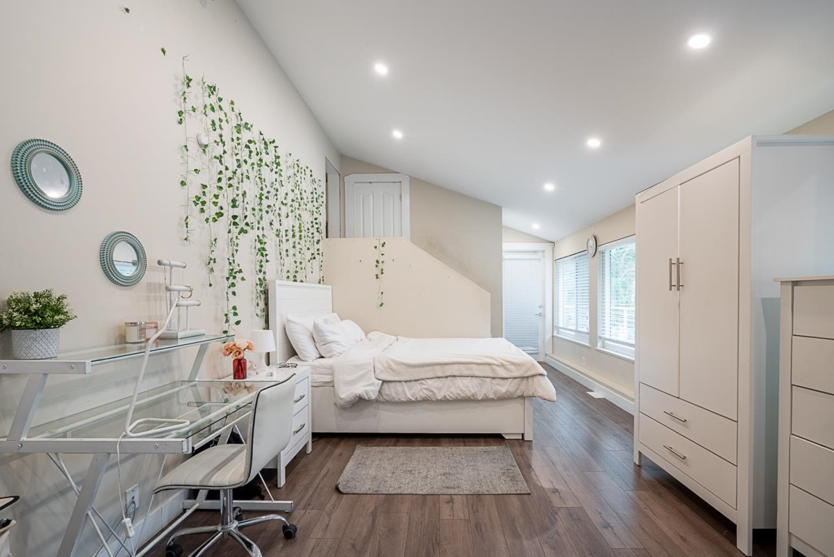Entry Foyer Photo of 7802 139a Street, Surrey, BC