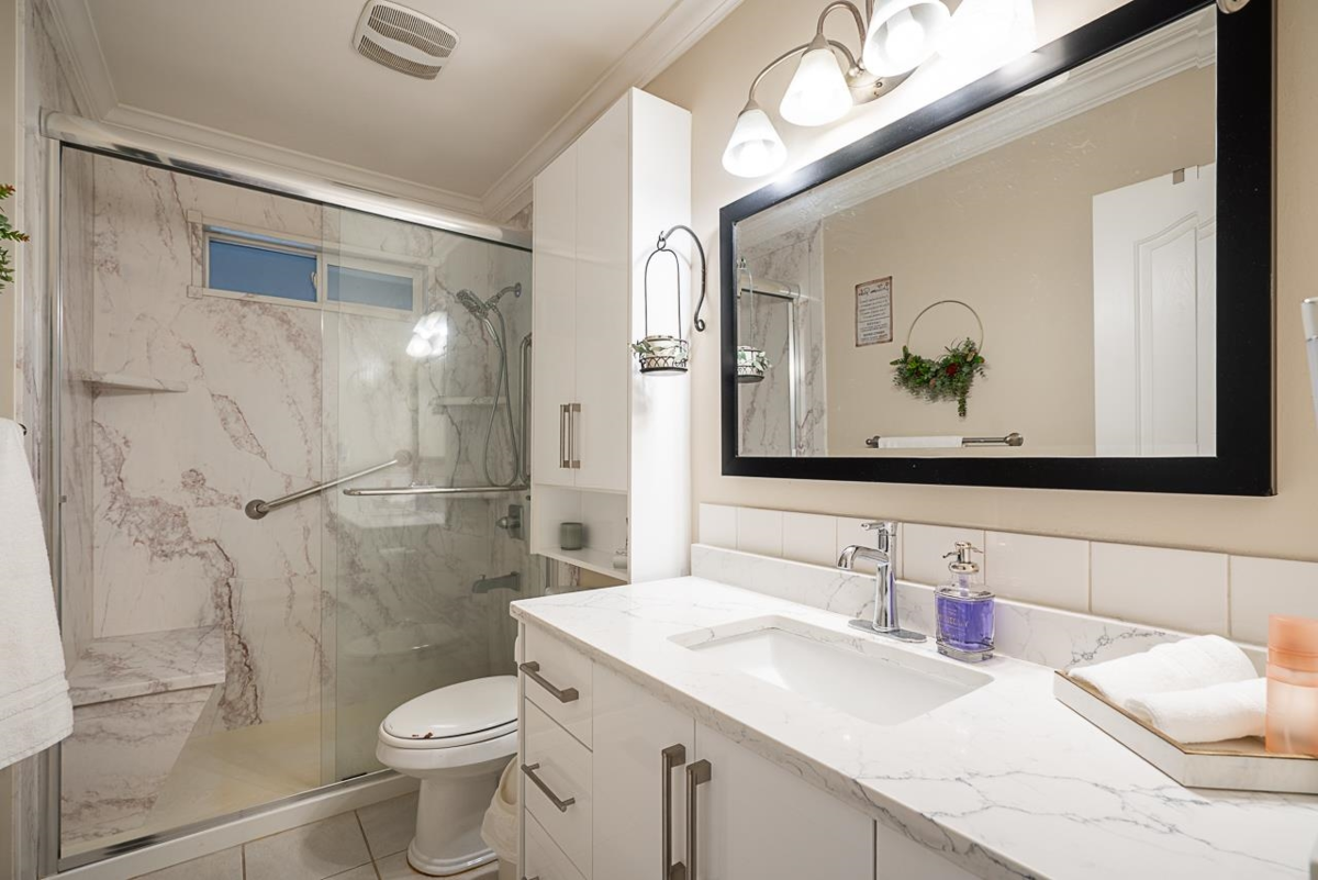 Powder Room Photo of 7802 139a Street, Surrey, BC