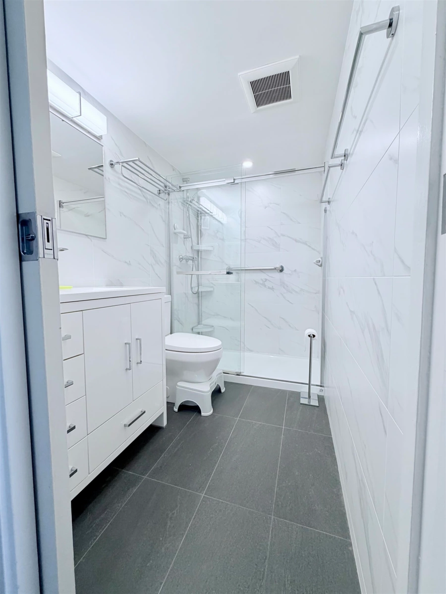 Entry Foyer Photo of 1501 1740 Comox Street, Vancouver, BC