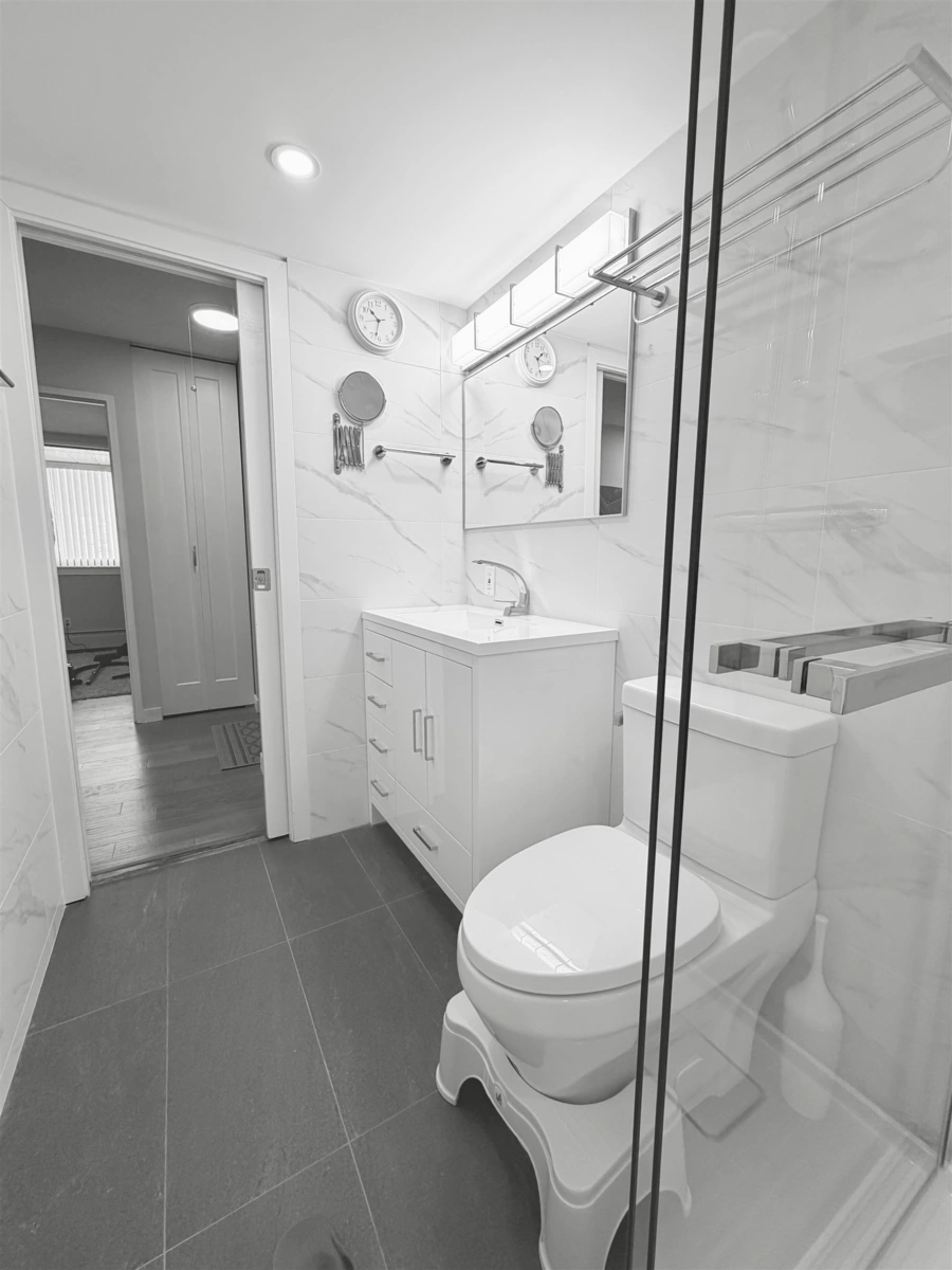 Hallway Photo of 1501 1740 Comox Street, Vancouver, BC