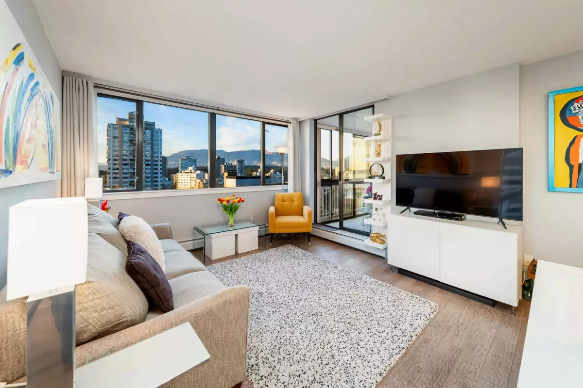 Kitchen Island Photo of 1501 1740 Comox Street, Vancouver, BC