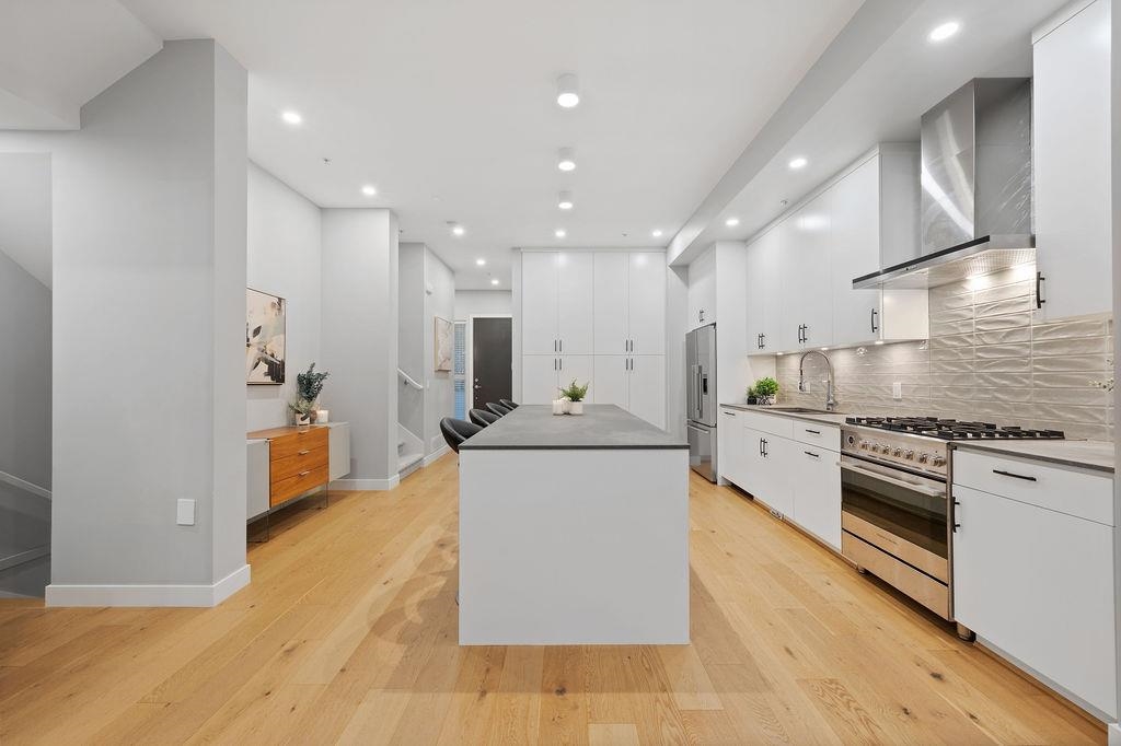 Kitchen Island Photo of 4684 Capilano Road, North Vancouver, BC