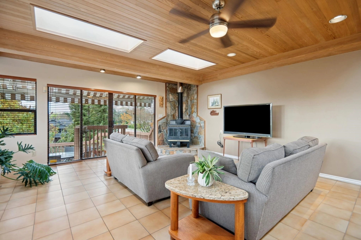 Guest Bathroom Photo of 5508 Cedardale Court, Burnaby, BC