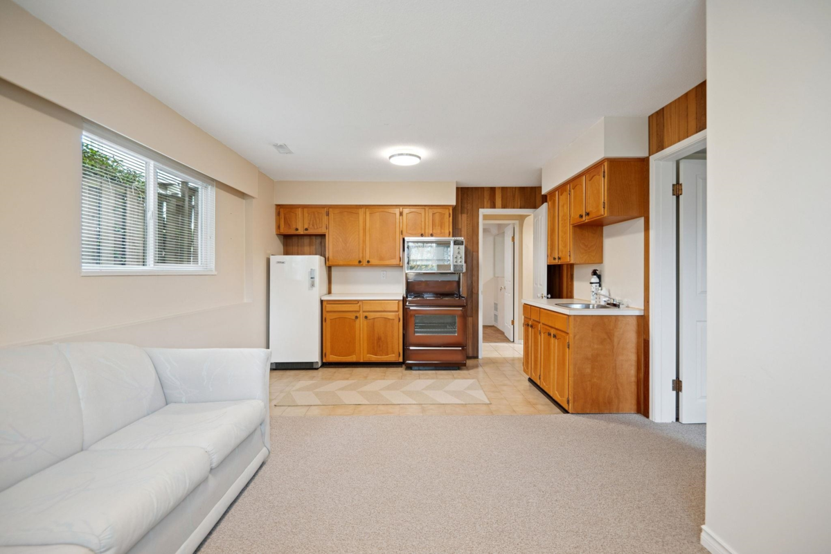 Hallway Photo of 5508 Cedardale Court, Burnaby, BC