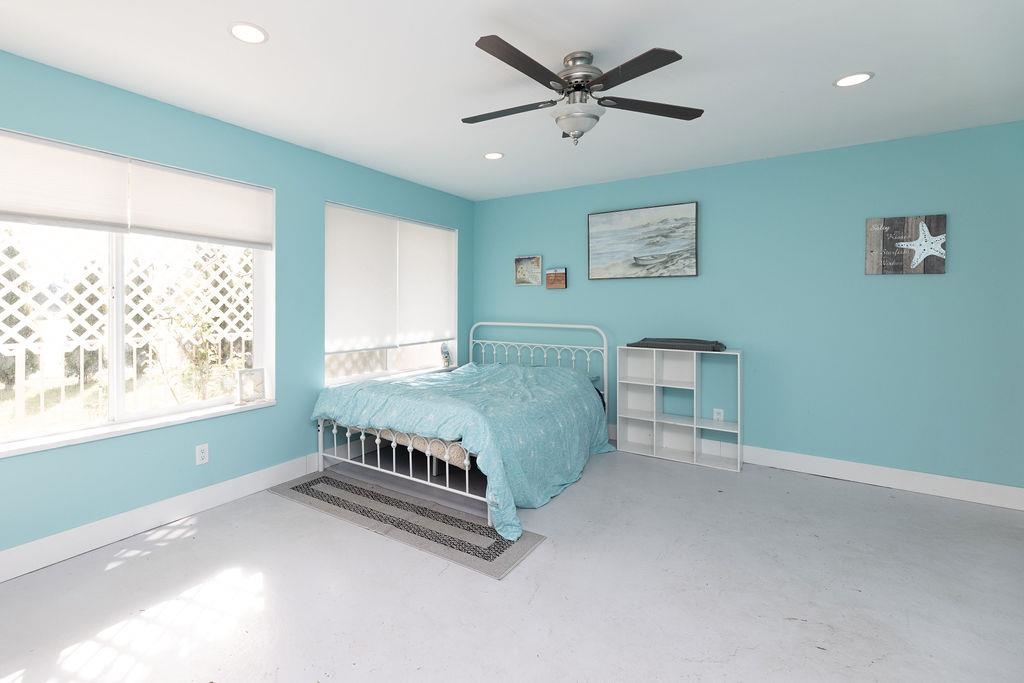 Basement Recreation Room Photo of 787 North Road, Gibsons, BC