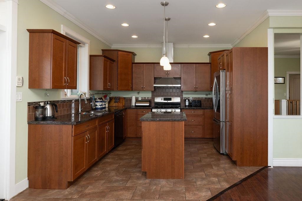 Kitchen Island Photo of 787 North Road, Gibsons, BC