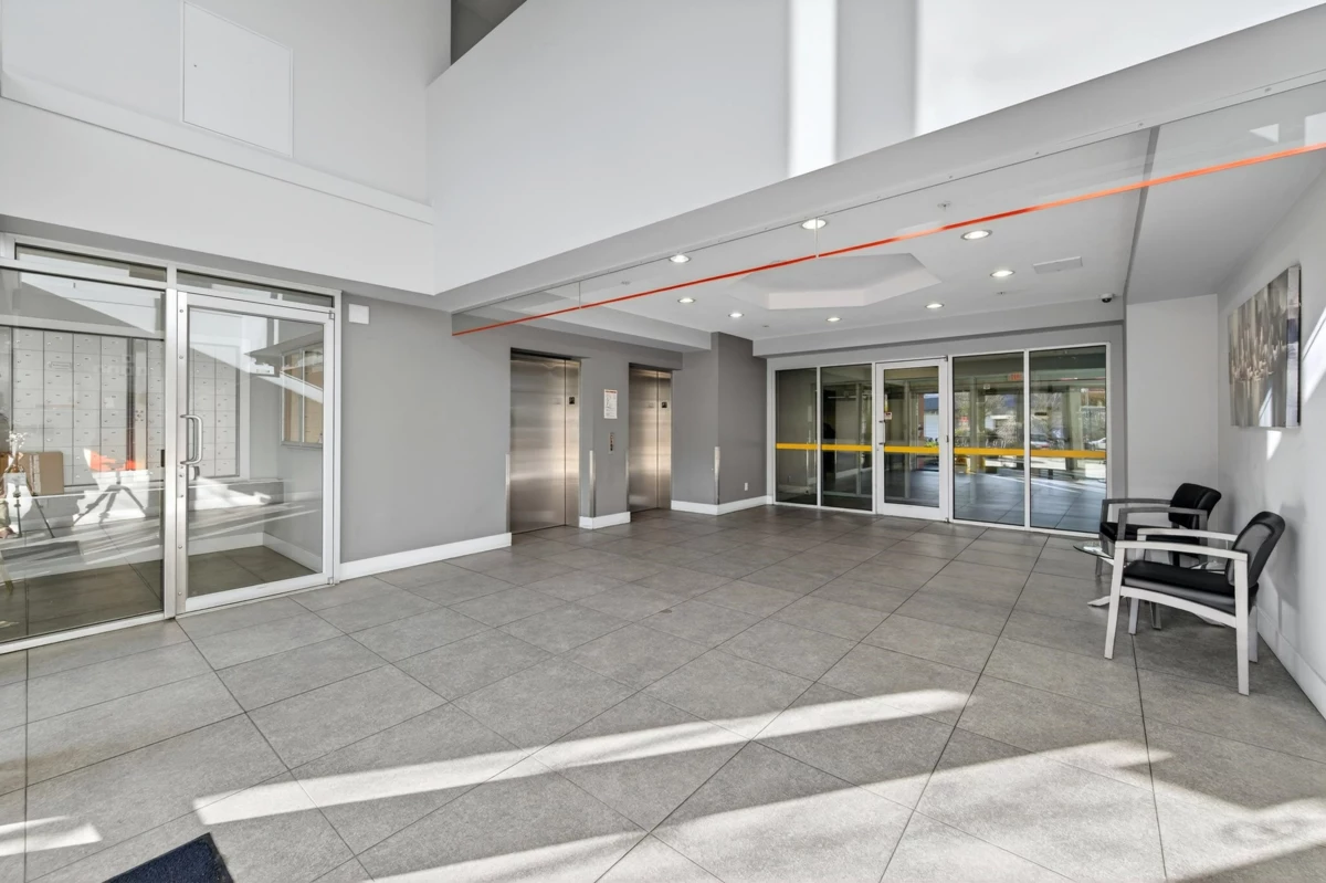 Entry Foyer Photo of 430 15956 86a Avenue, Surrey, BC