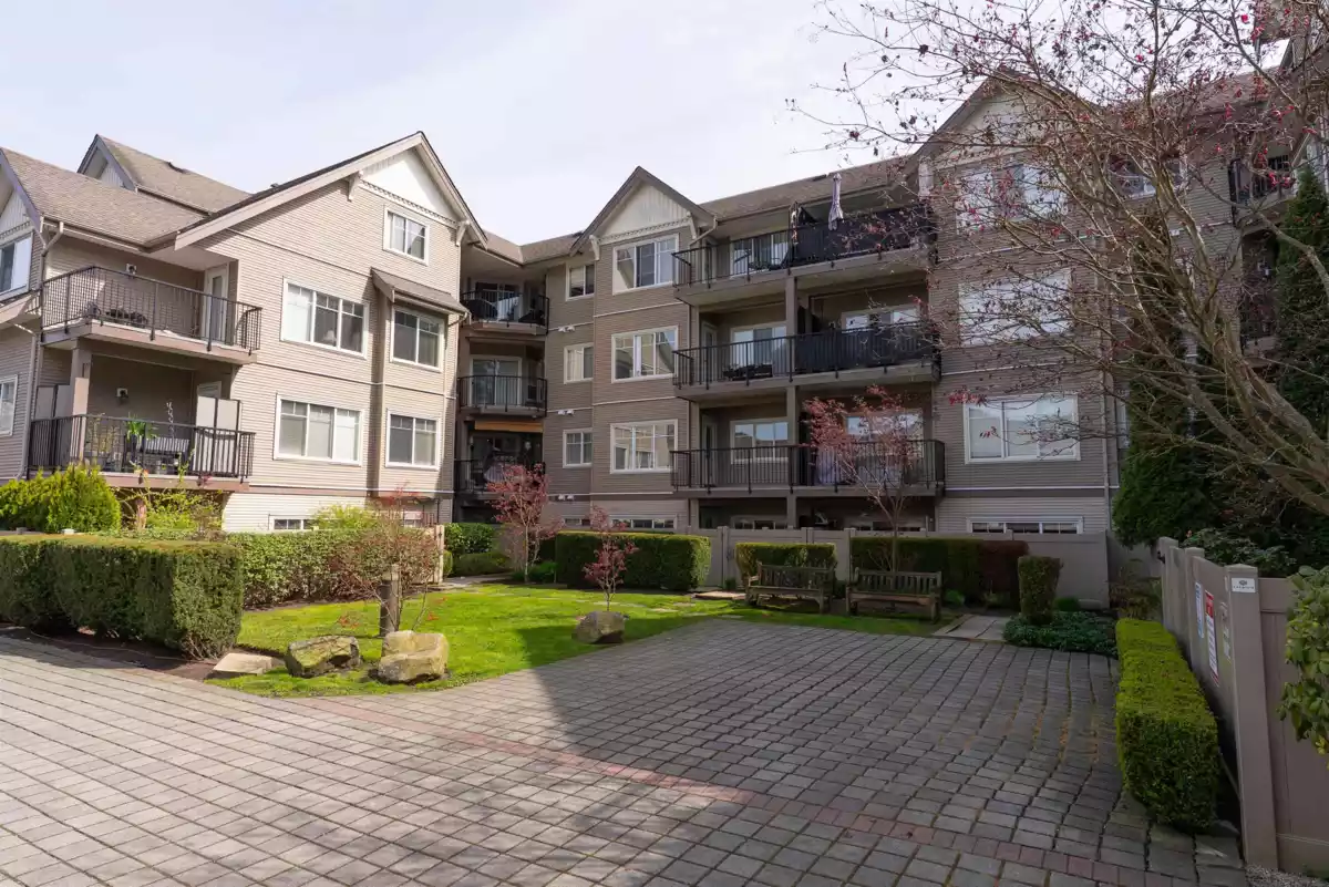 Entry Foyer Photo of 109 22150 Dewdney Trunk Road, Maple Ridge, BC