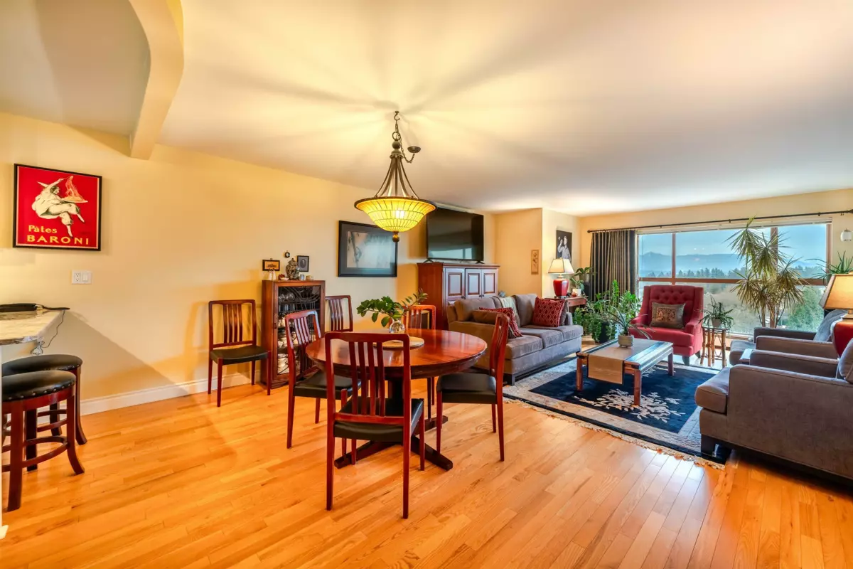 Living Room Photo of 1606 612 Fifth Avenue, New Westminster, BC