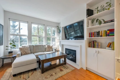 Kitchen Island Photo of 38 35287 Old Yale Road, Abbotsford, BC