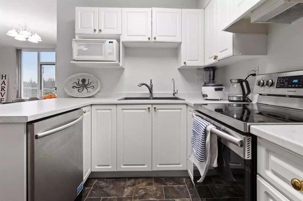Living Room Photo of 906 13880 101 Avenue, Surrey, BC
