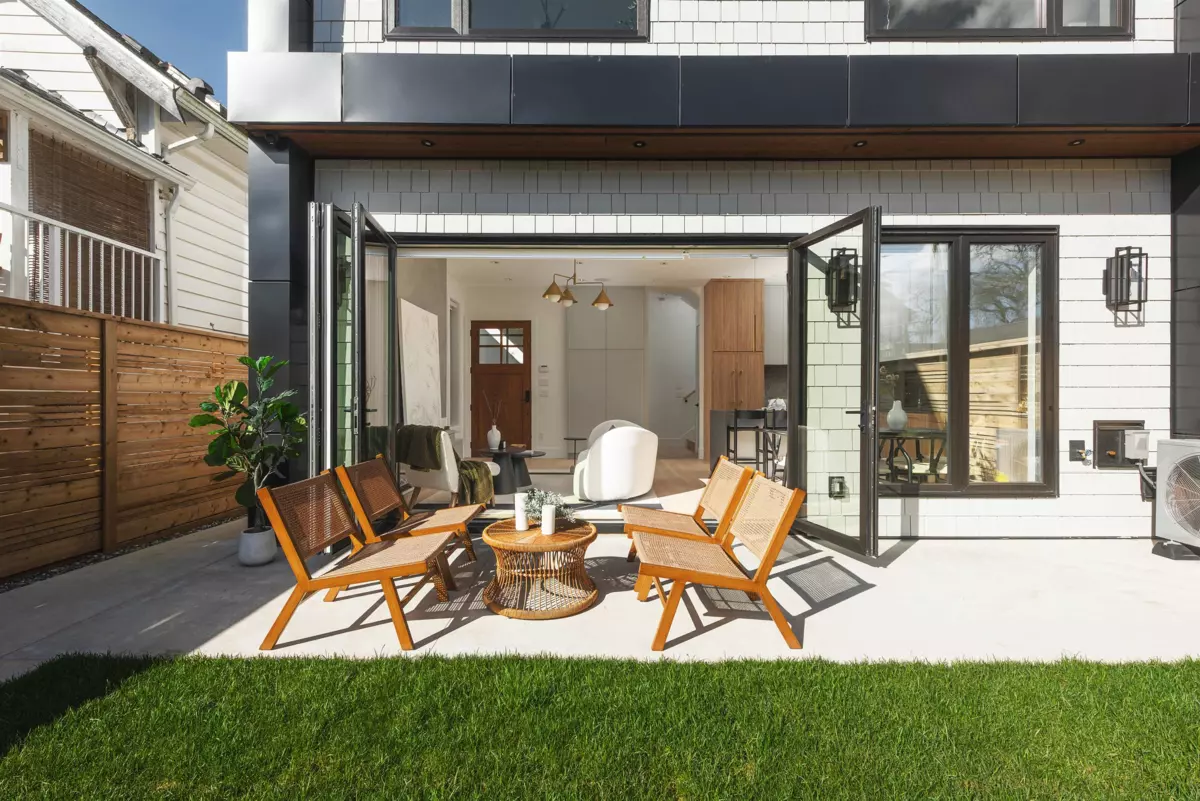Family Room Photo of 2 2684 Oxford Street, Vancouver, BC