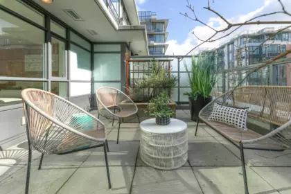 Front Yard Photo of 374 2080 W Broadway, Vancouver, BC