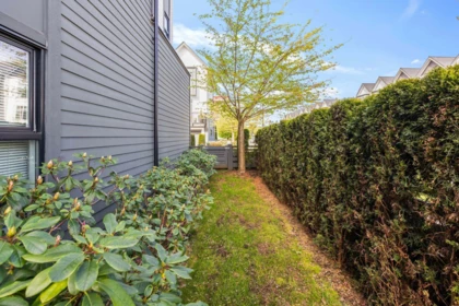 Front Yard Photo of 102 17568 57a Avenue, Surrey, BC
