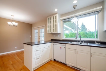 Breakfast Nook Photo of 605 Waterloo Drive, Port Moody, BC