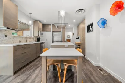 Kitchen Island Photo of 2010 Mackay Avenue, North Vancouver, BC