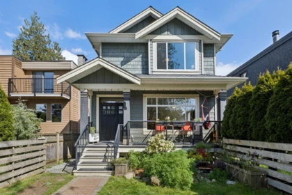 250 E 17th Street, North Vancouver, BC, North Vancouver — Half Duplex for sale