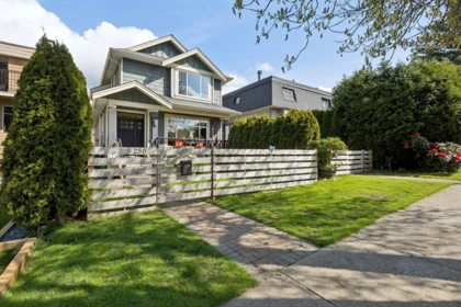 250 E 17th Street, North Vancouver, BC, North Vancouver — Half Duplex for sale