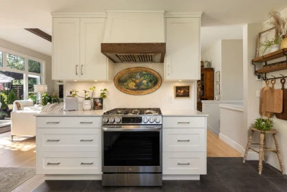 Kitchen Island Photo of 3665 Rutherford Crescent, North Vancouver, BC