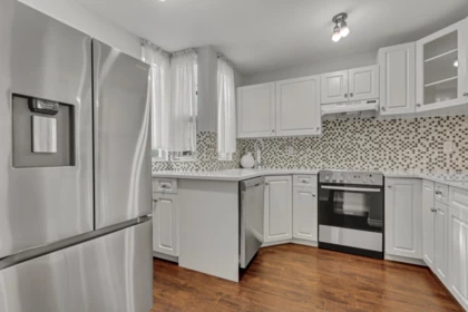 Kitchen Island Photo of 5 1535 St. Georges Avenue, North Vancouver, BC