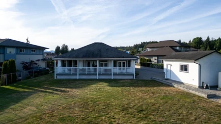 4723 Tamarack Place, Sechelt, BC, Sechelt — Single Family Residence for sale