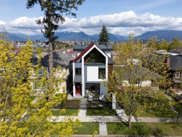 Outdoor Patio Photo of 1 3141 E 19 Avenue, Vancouver, BC