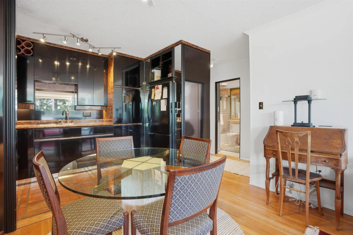 Family Room Photo of 215 1425 Esquimalt Avenue, West Vancouver, BC