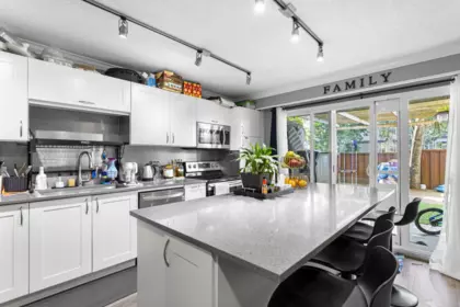 Kitchen Photo of 29 33293 E BOURQUIN CRESCENT, Abbotsford BC V2S 1Y2