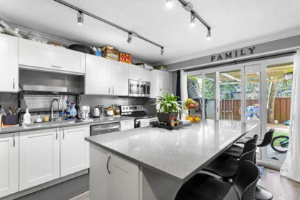 Kitchen Photo of 29 33293 E Bourquin Crescent, Abbotsford, BC