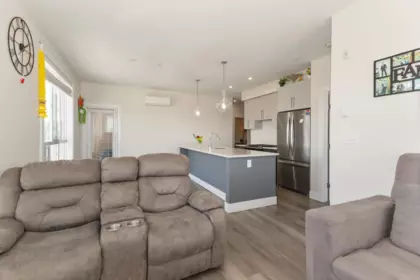 Kitchen Island Photo of 405 32838 Ventura Avenue, Abbotsford, BC