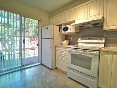 Kitchen Island Photo of 6 7488 Salisbury Avenue, Burnaby, BC