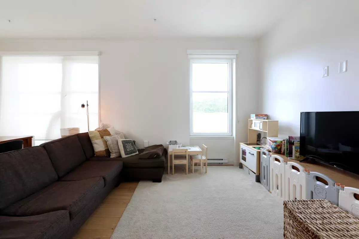 Living Room Photo of 401 108 E 35 Avenue, Vancouver, BC