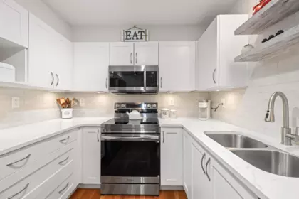 Kitchen Photo of 403 15621 Marine Drive, White Rock, BC