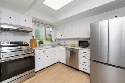 204 1390 Martin Street, White Rock, BC, White Rock — Apartment/Condo for sale