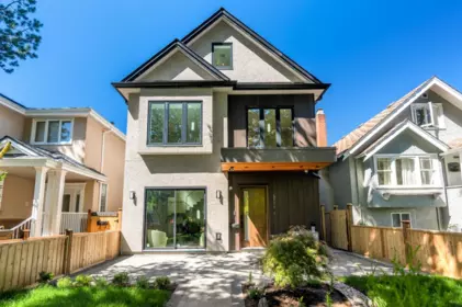 Front Yard Photo of 1 3771 W King Edward Avenue, Vancouver, BC