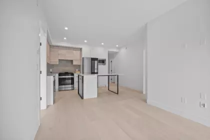 Kitchen Island Photo of 513 30490 Cardinal Avenue, Abbotsford, BC