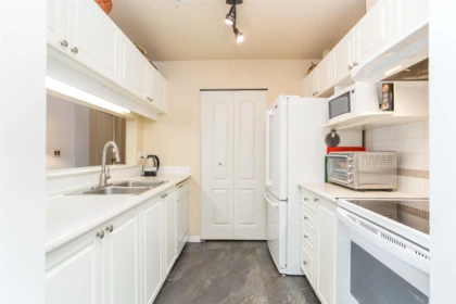 Kitchen Island Photo of 221 19528 Fraser Highway, Surrey, BC