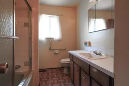 Laundry Room Photo of 17844 57a Avenue, Surrey, BC