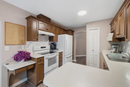 Breakfast Nook Photo of 2 46360 Valleyview Road, Chilliwack, BC