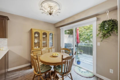 Kitchen Island Photo of 2 46360 Valleyview Road, Chilliwack, BC