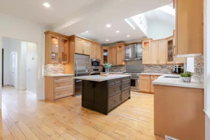 Kitchen Photo of 18589 55 Avenue, Surrey, BC