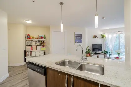 208 13555 Gateway Drive, Surrey, BC, Surrey — Apartment/Condo for sale