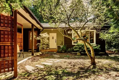 737 Maplewood Lane, Gibsons, BC, Gibsons — Single Family Residence for sale