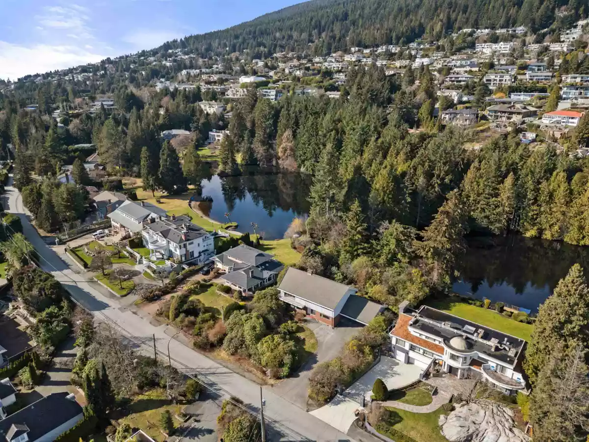 Dining Area Photo of 945 Groveland Road, West Vancouver, BC