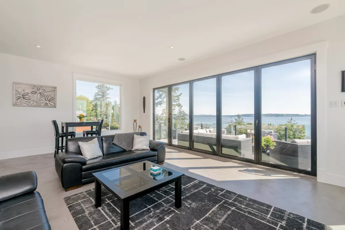 Dining Area Photo of 14847 Prospect Avenue, White Rock, BC