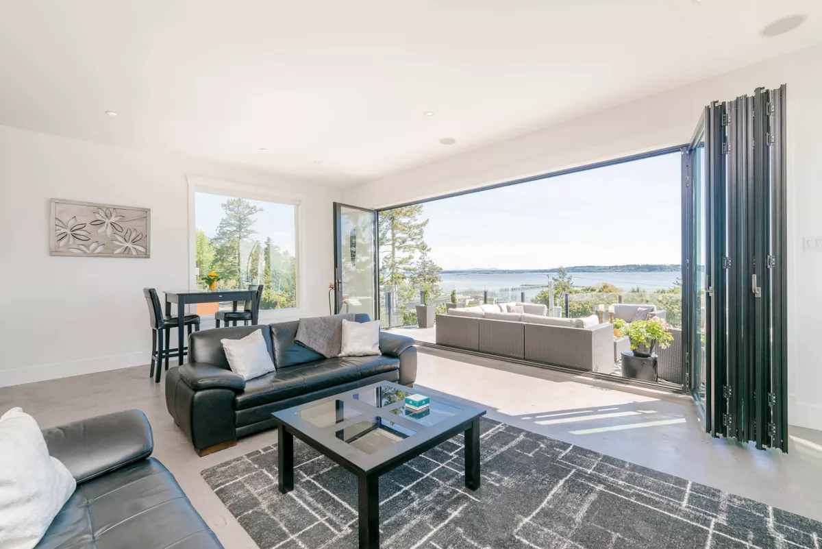 Family Room Photo of 14847 Prospect Avenue, White Rock, BC