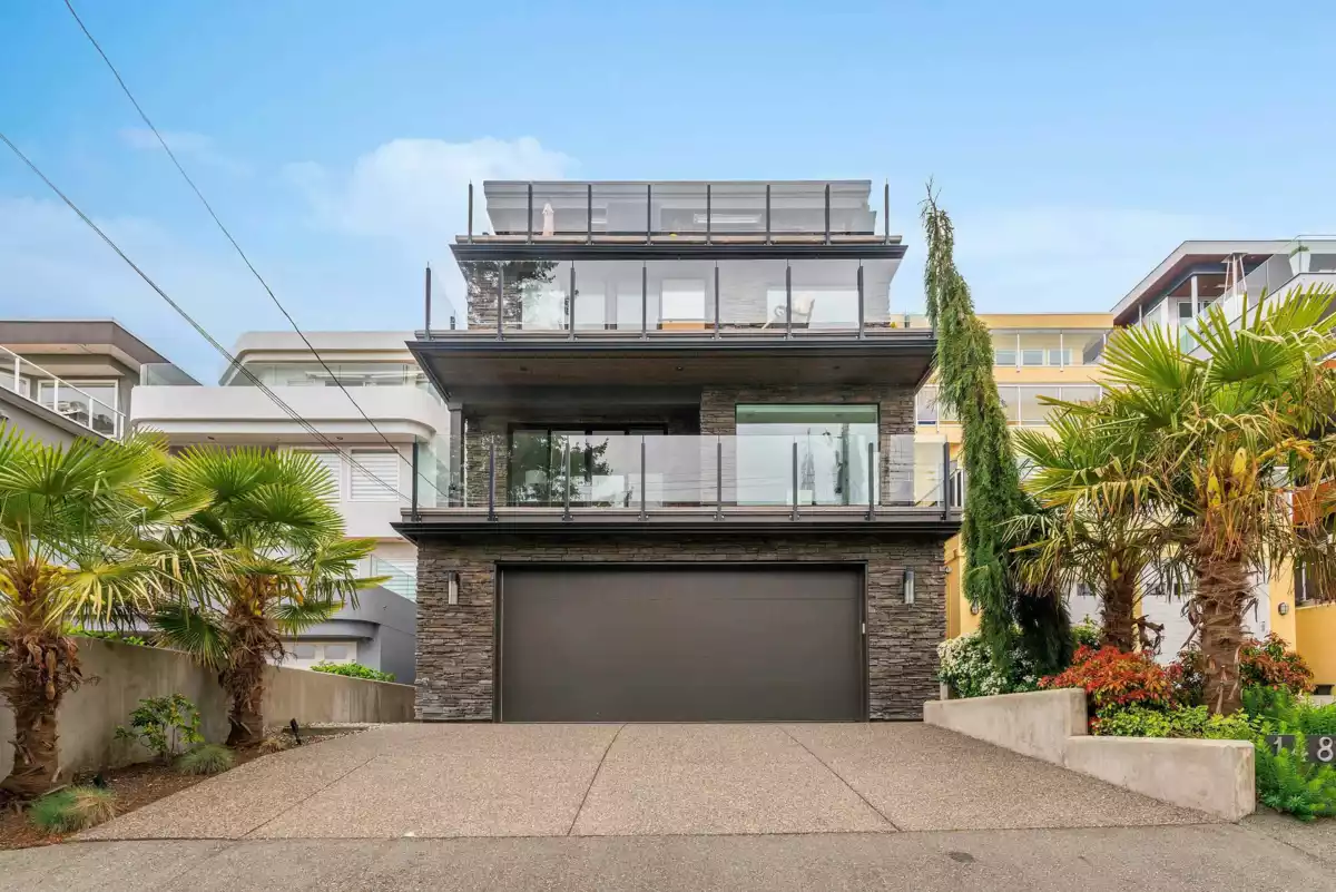 Living Room Photo of 14847 Prospect Avenue, White Rock, BC